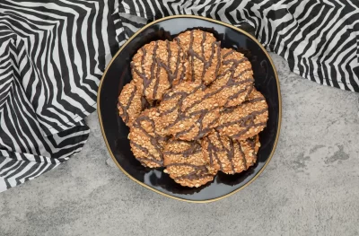 black-plate-oatmeal-cookies-with-chocolate-syrup-stone_11zon