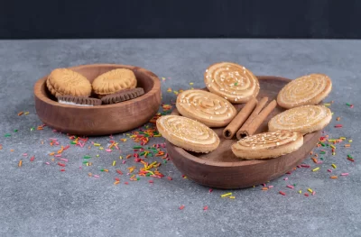 bunch-sweet-crackers-wooden-plates_11zon