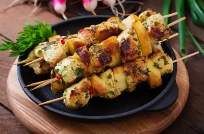 chicken-skewers-with-slices-apples-chili_11zon